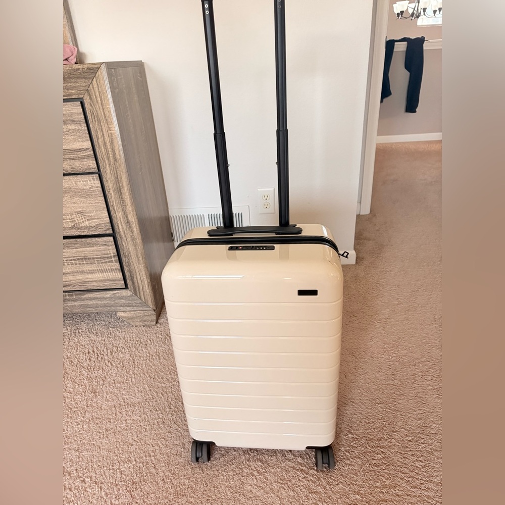AWAY The Bigger Carry-On in salt white